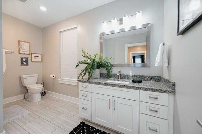 Building Photo - Short North! Fully Furnished 1 Bedroom, 1 ...