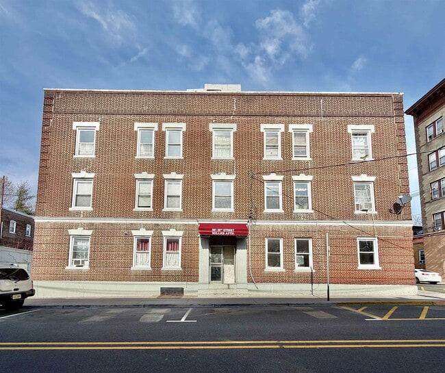 Building Photo - 581 59th St