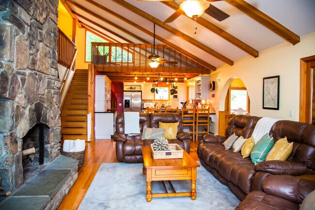 Building Photo - 525 Townsand Hollow Rd