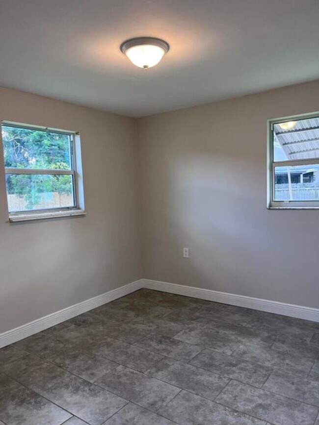 Building Photo - 8760 Lyndall Ln