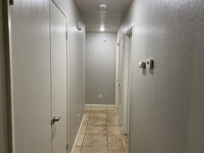 Building Photo - 3824 Hollywood Dr