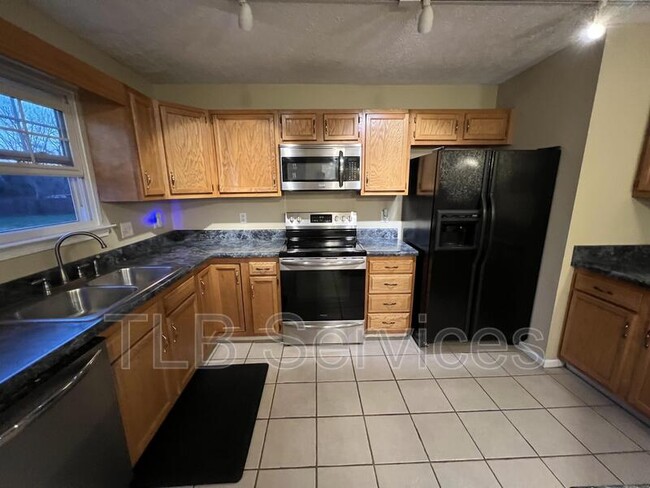 Building Photo - 211 Fall Creek Dr