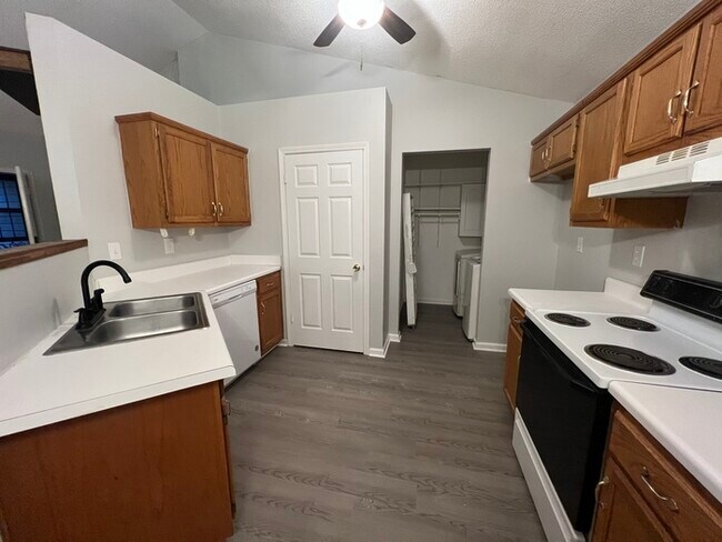 Building Photo - 7011 Village Ln