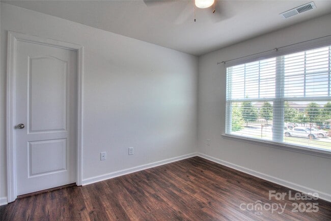Building Photo - 3007 Silverwood Dr