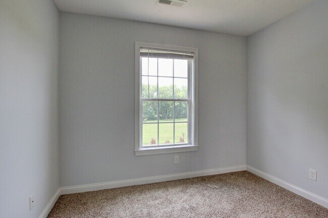 Building Photo - 716 Cavalier Dr