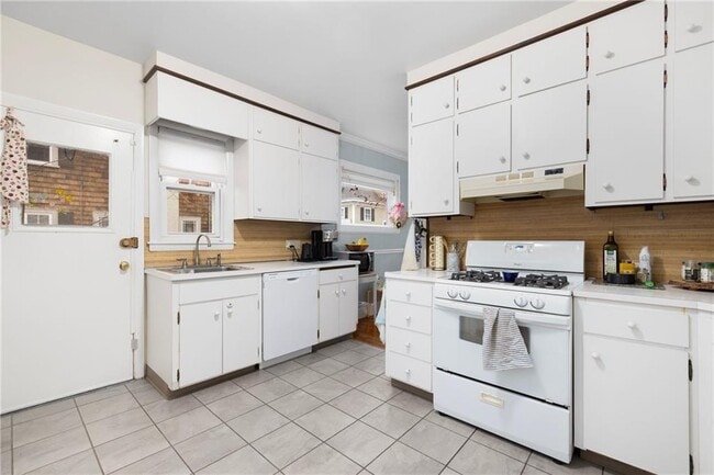 Building Photo - 422 Wayland Ave