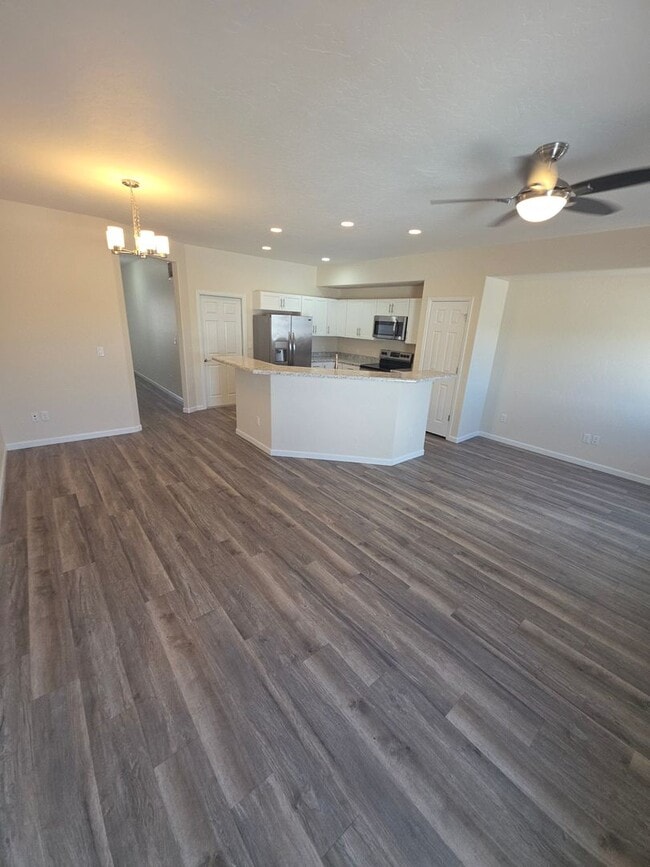 Building Photo - 3 Bed 2.5 Bath PRIME location Townhome!!