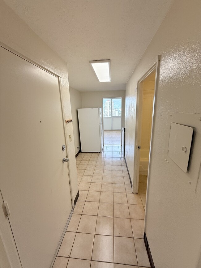 Building Photo - 2211 Ala Wai Blvd