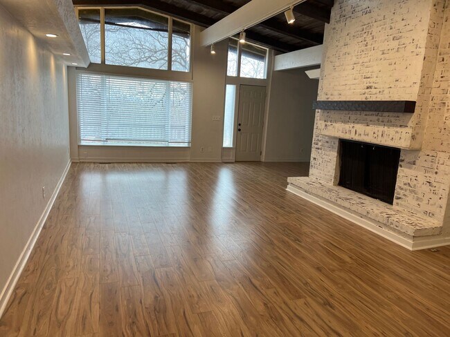 Building Photo - 4 Bedroom 2 bath home near lake Tenkiller with office