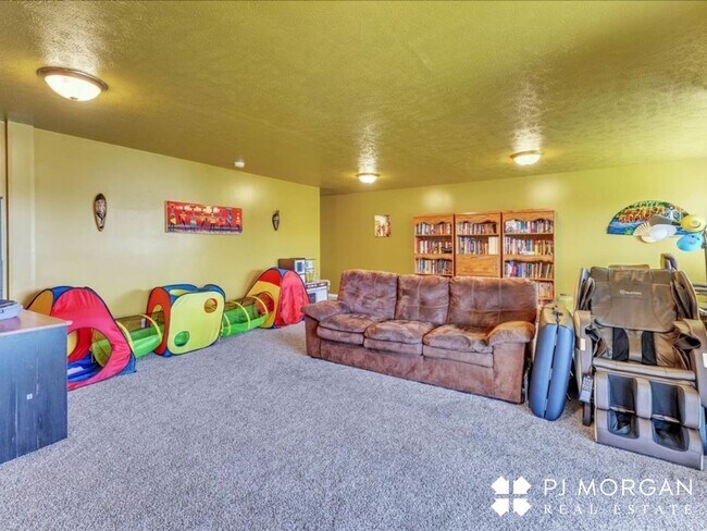 Building Photo - Beautiful 4 Bedroom, 3 Bathroom Home - Ren...