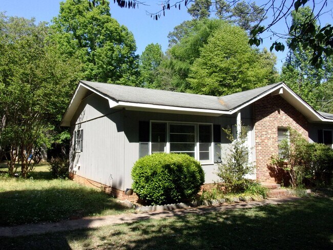 Building Photo - 3 Bedroom 1 1/2 Bath Home on 1 Acre in Newport