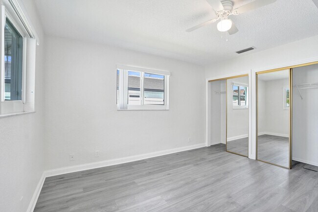 Building Photo - 4755 NE 23rd Ave