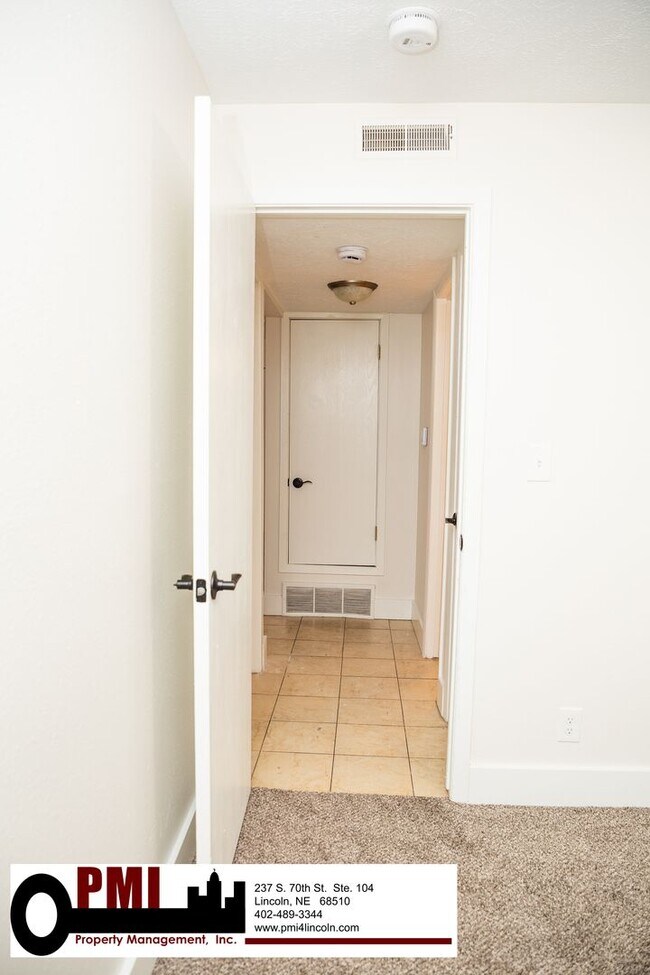 Building Photo - 2 Bedroom and 1 Bathroom Apartment