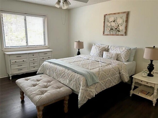 Building Photo - 14 London Dr