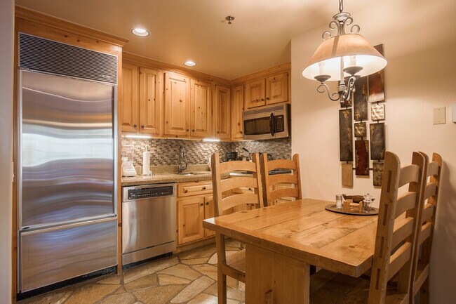 Building Photo - 131 Vischer Dr