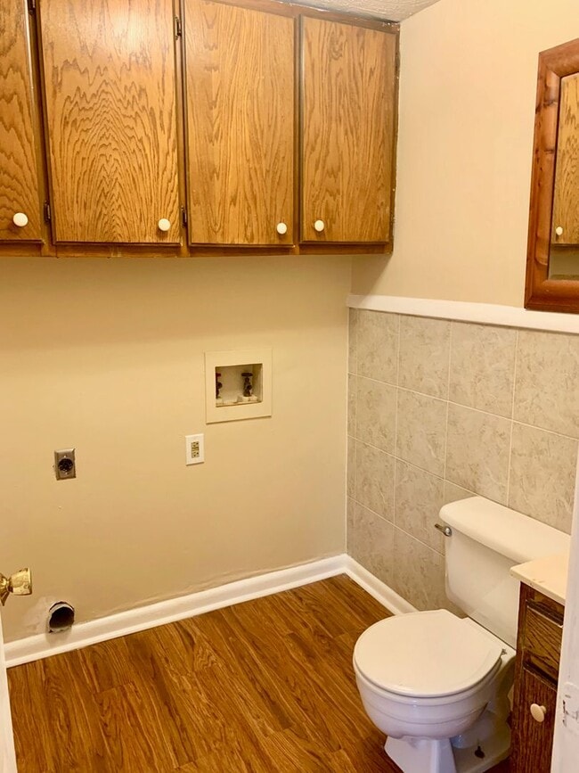 Building Photo - For Rent- 2 Bedroom, 1.5 Bath!