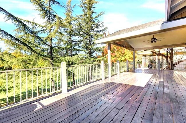 Building Photo - Golf Course 3/2 home in Lake Wildwood, Pen...