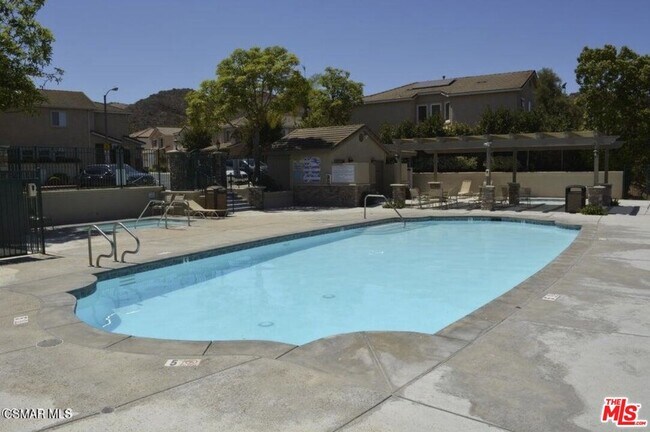 Building Photo - 335 Kitetail St