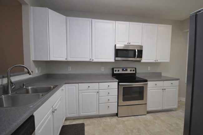 Building Photo - 3319 Philmont Dr