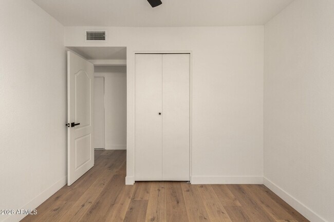 Building Photo - 516 E Greenway Dr