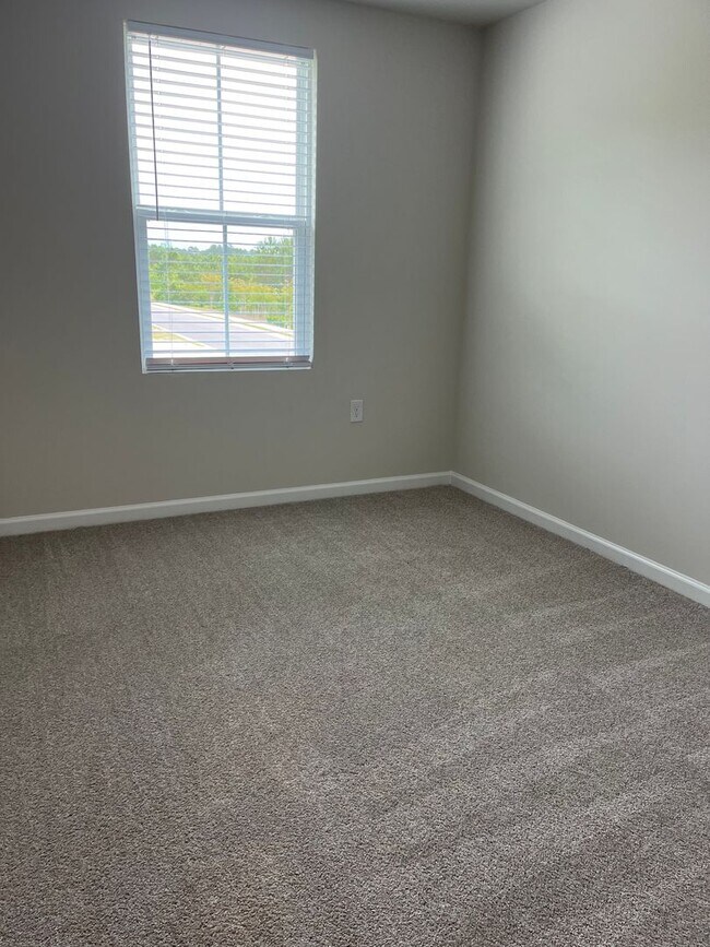 Building Photo - Brand New Townhome
