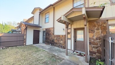 Building Photo - Welcome to this 2 bedroom, 2.5 bath home l...