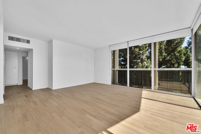 Building Photo - 4455 Los Feliz Blvd