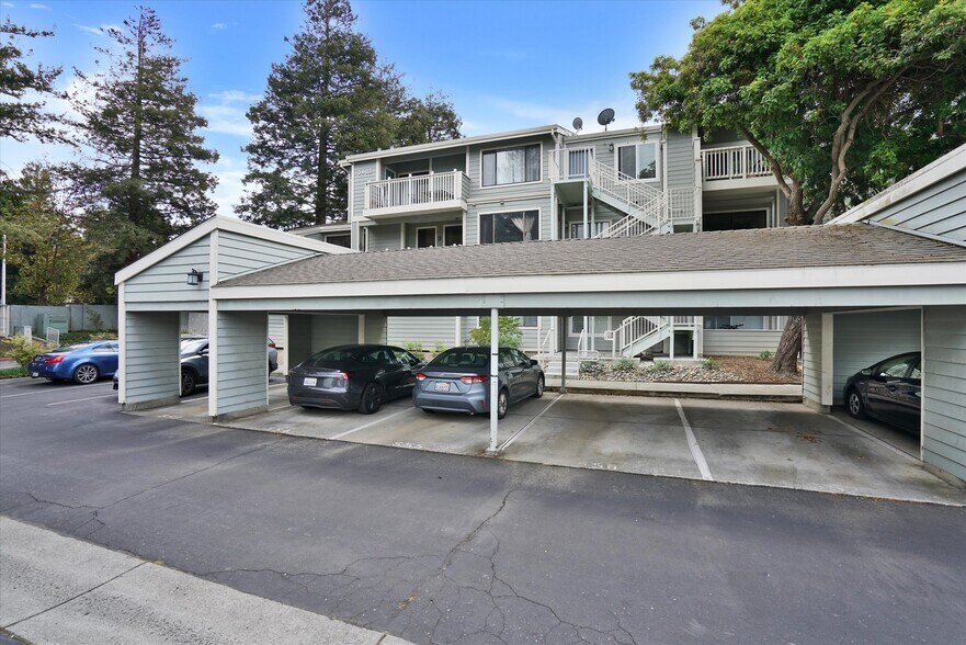 Building Photo - 3402 Pinewood Terrace