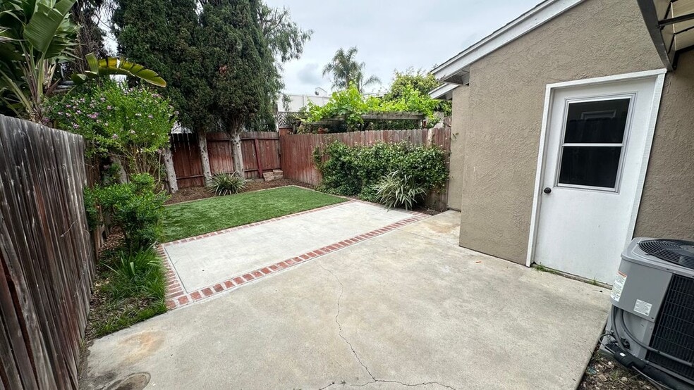 Building Photo - 2424 Santa Ana Ave