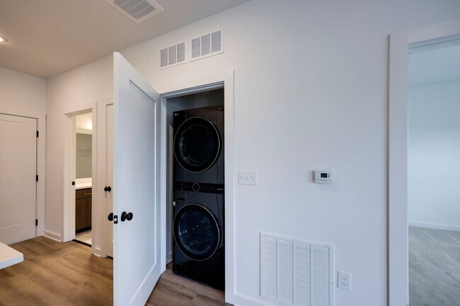 Building Photo - Attractive Condo 10 Minutes From Downtown Nashville!!
