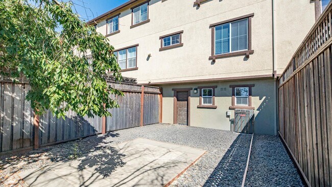Building Photo - 2862 Pearblossom Dr