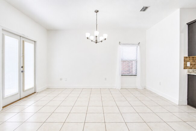 Building Photo - Highly desired 4/2.5 Gulf Breeze Home with hot tub!