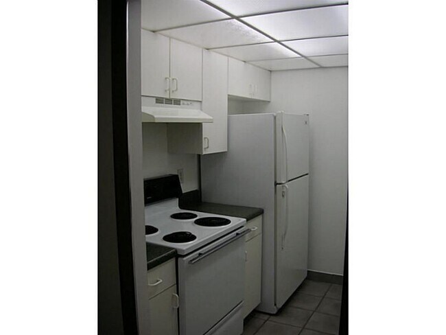 Building Photo - 10198 Twin Lakes Dr