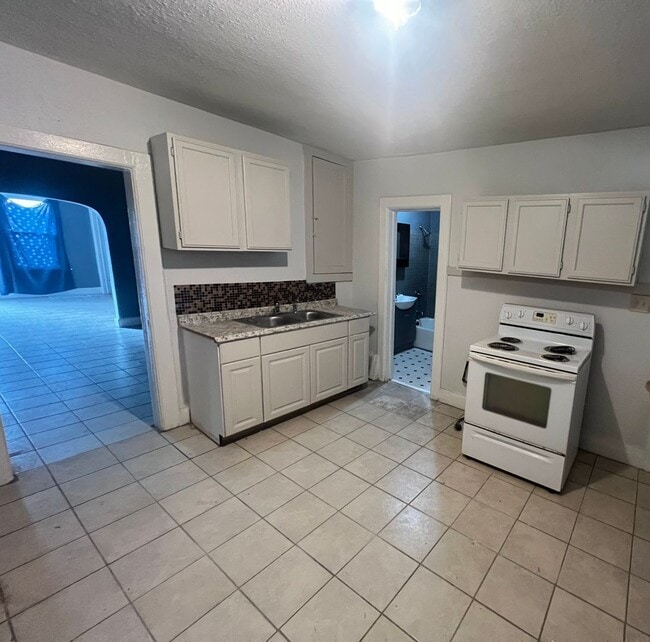 Building Photo - 2 Bedroom Lower Duplex Milwaukee