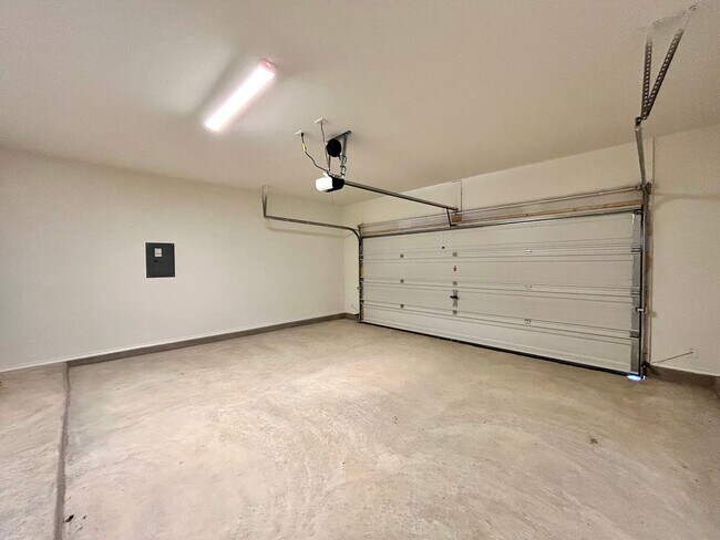 Building Photo - Spacious & Updated 4/BR 3/5/BA Home with M...