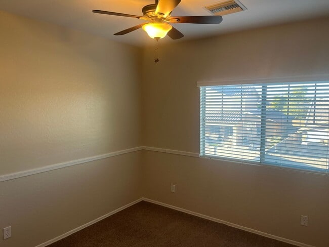 Building Photo - 16412 W Hope Dr