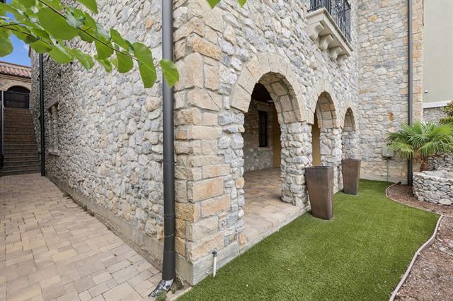 Building Photo - 8 Comillas Dr