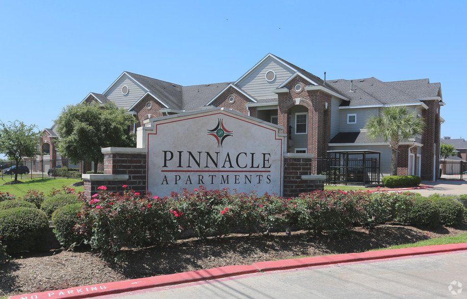 Primary Photo - Pinnacle Apartments