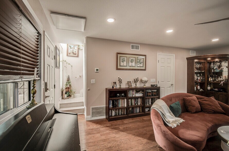 Building Photo - 11 Seamist Ct