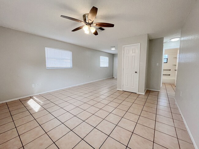 Building Photo - 2 BED/1 BATH COMING SOON!