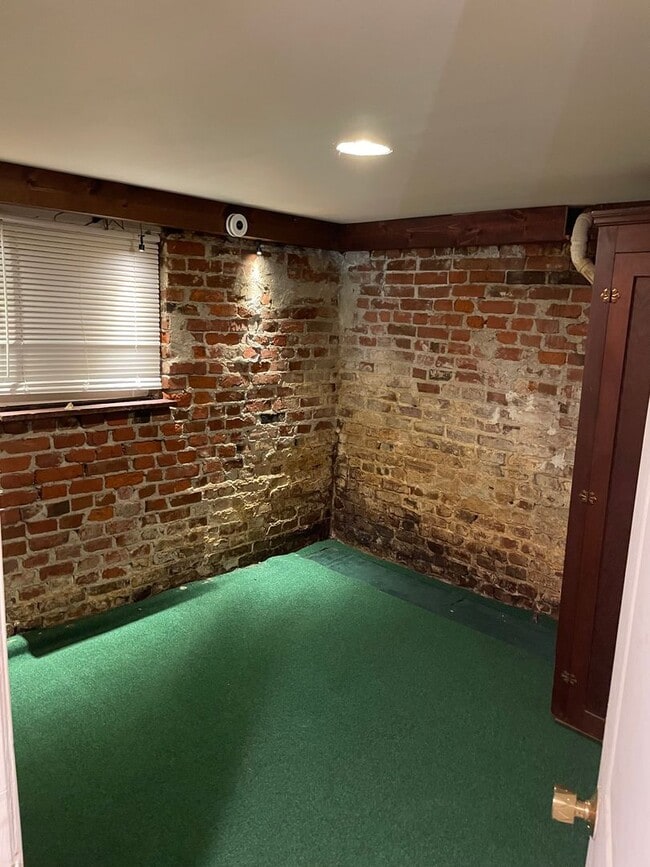 Building Photo - Cozy 1 Bedroom 1 Bathroom Basement Unit!