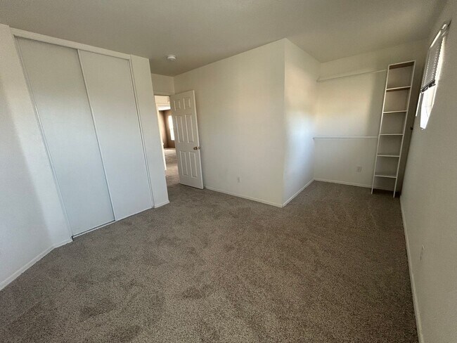 Building Photo - 4 Bedroom 2.5 Bath