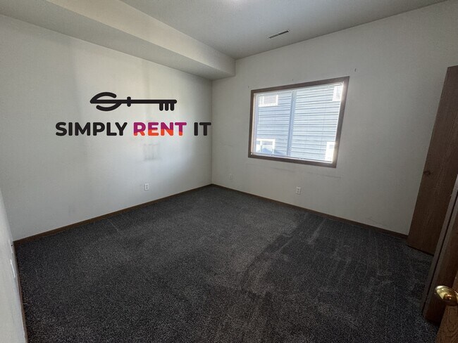 Building Photo - 3 Bedroom 2 Bathroom with Internet!