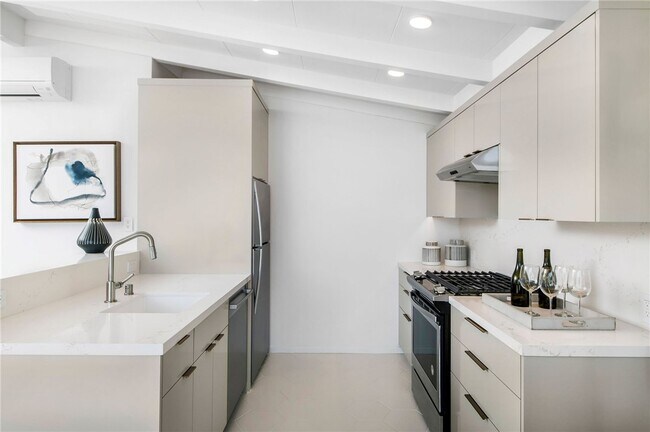 Building Photo - 816 The Strand