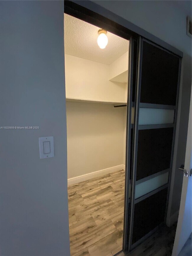 Building Photo - 5181 W Oakland Park Blvd