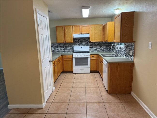 Building Photo - 200 Shadow Oaks Dr