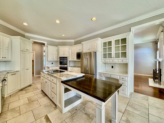 Building Photo - 2600 Sweetbriar Ct