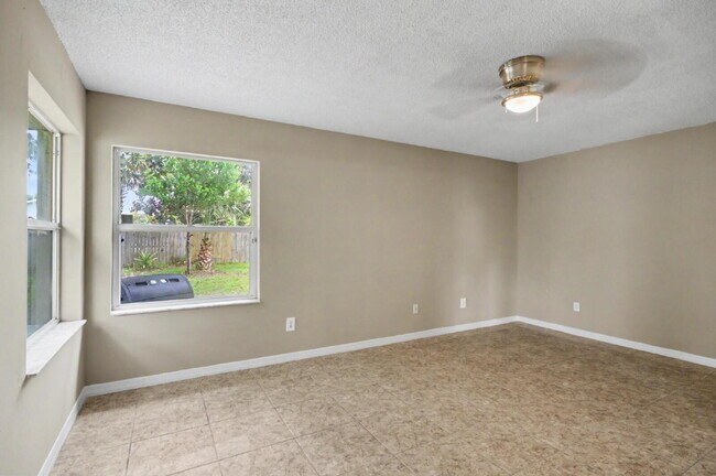 Building Photo - Charming Rental on Quiet Cul-de-Sac!