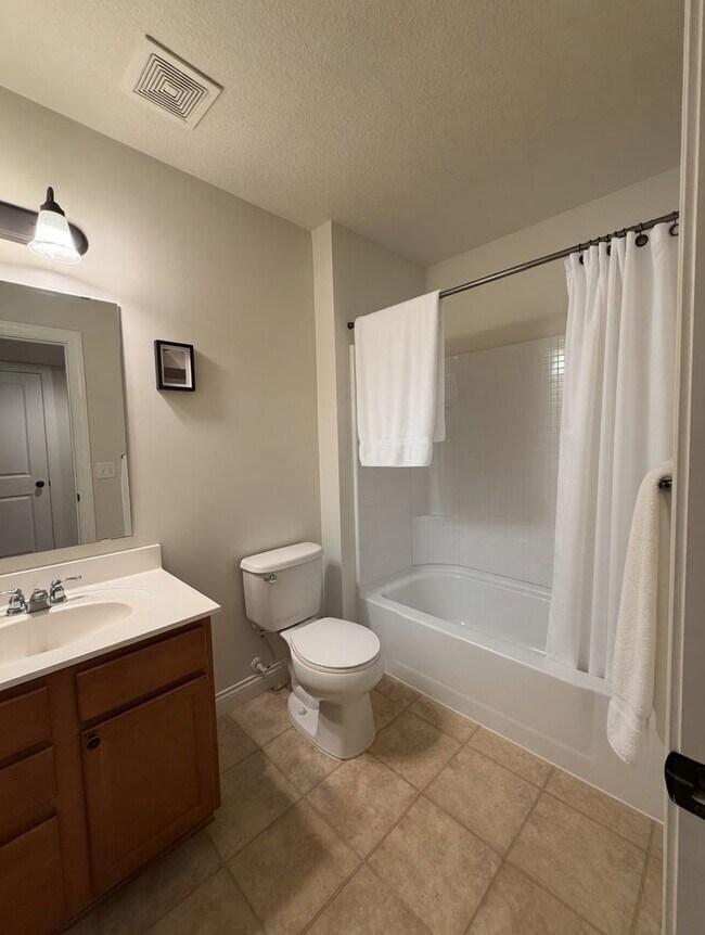 Building Photo - Beautiful 5bed 4bath Home, Nestled in a Prime Plymouth Neighborhood