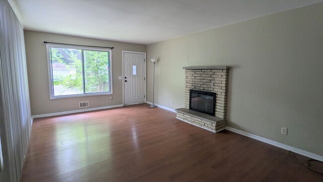 Building Photo - 1264 Flower Ave